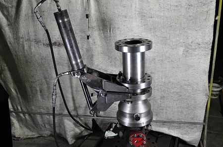 Натаскиватель шарнирный для наведения запорной компоновки на фланец крестовины НШГ-180х21 (021.00.000)