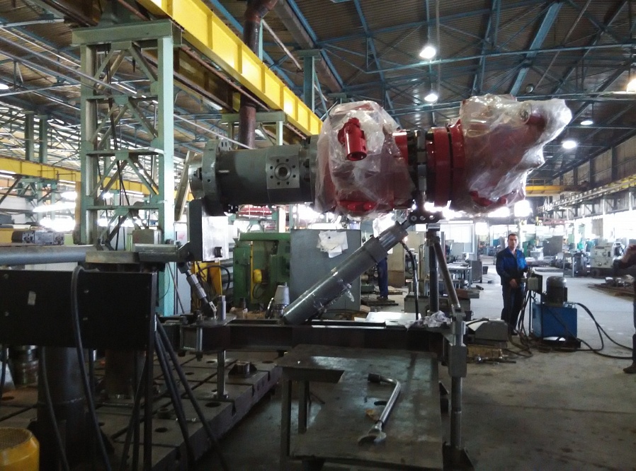 Натаскиватель шарнирный для наведения запорной компоновки на фланец крестовины 350х35 с опорной рамой НШГ-350х35 (134.00.000)