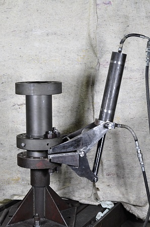 Натаскиватель шарнирный для наведения запорной компоновки на фланец крестовины НШГ-180х21 (021.00.000)