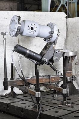 Натаскиватель шарнирный для наведения запорной компоновки на фланец крестовины  280х21  НШГ-280х21 с рамой (131.00.000)