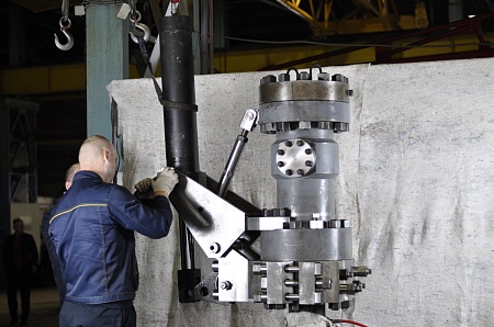 Шарнирный Натаскиватель для наведения запорной компоновки на обсадные трубы  Ø168, Ø178 И Ø194  НШОТ-168-194х70 (154.00.000)