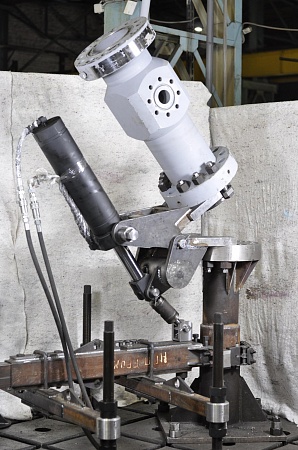 Натаскиватель шарнирный для наведения запорной компоновки на фланец крестовины 280х21/35 НШГ-280х21/35 (131.00.000)