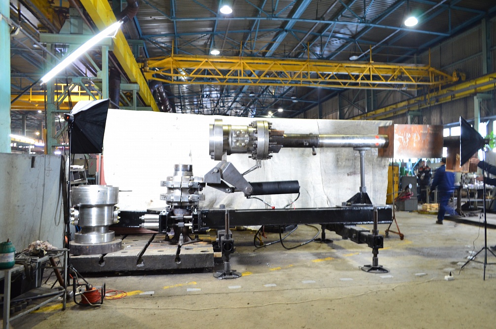 Натаскиватель Шарнирный с гидроприводом для наведения запорной компоновки на обсадные трубы  НШОТ 299-340х35 с рамой (136.00.000)