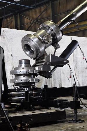 Натаскиватель Шарнирный с гидроприводом для наведения запорной компоновки на обсадные трубы  НШОТ 299-340х35 с рамой (136.00.000)