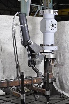 Натаскиватель шарнирный для наведения запорной компоновки на фланец крестовины НШГ-280х35 (131.00.000)