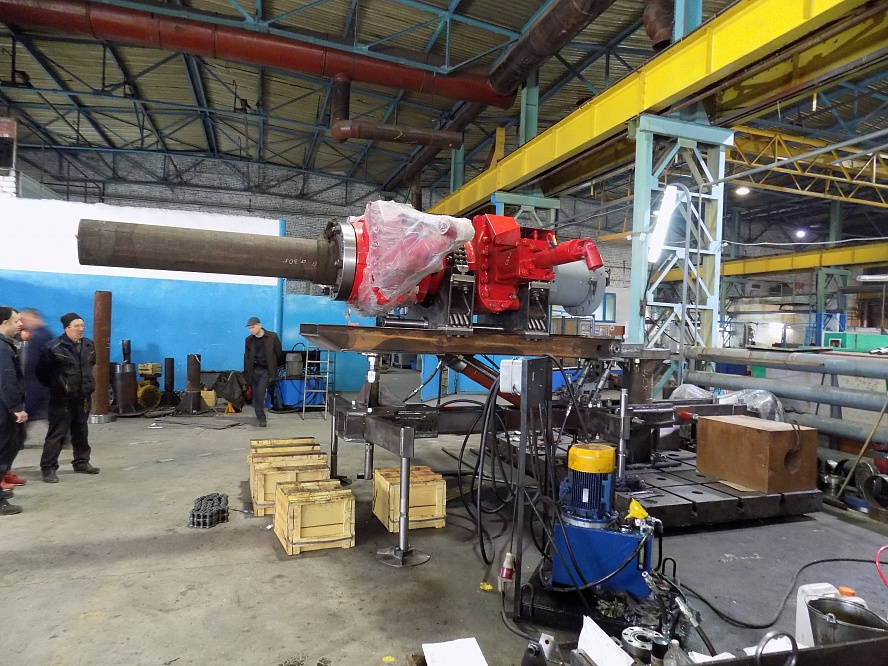 Натаскиватель шарнирный для наведения запорной компоновки на фланец крестовины 350х35 с опорной рамой НШГ-350х35 (134.00.000)