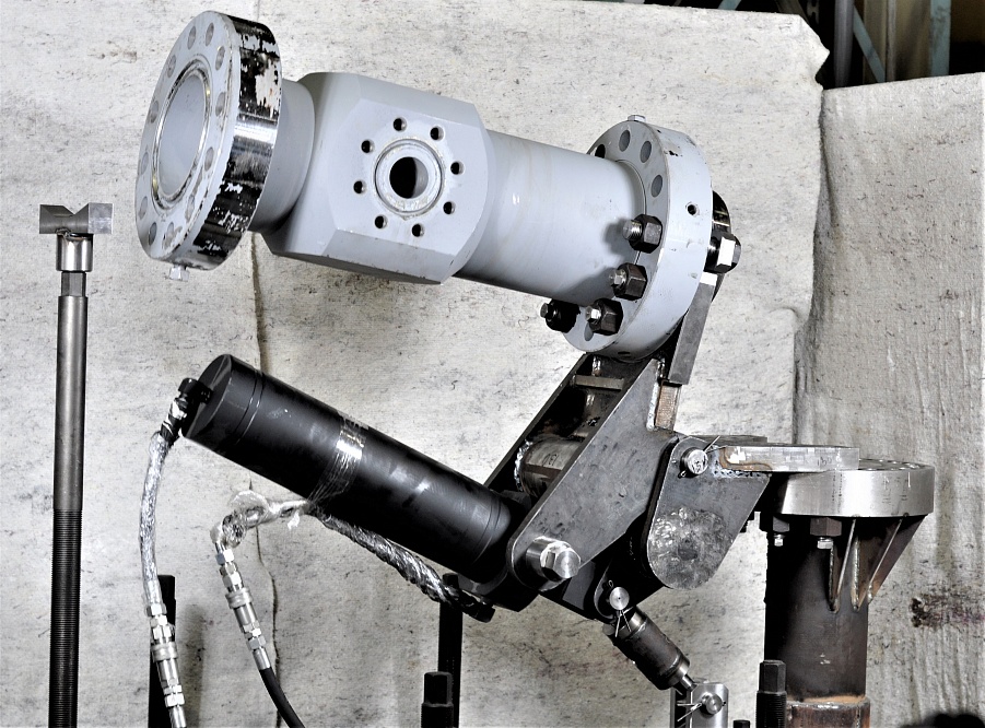 Натаскиватель шарнирный для наведения запорной компоновки на фланец крестовины НШГ-280х35 (131.00.000)