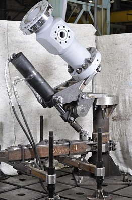 Натаскиватель шарнирный для наведения запорной компоновки на фланец крестовины 280х21/35 НШГ-280х21/35 (131.00.000)