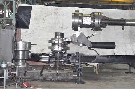 Натаскиватель Шарнирный с гидроприводом для наведения запорной компоновки на обсадные трубы  НШОТ 299-340х35 с рамой (136.00.000)