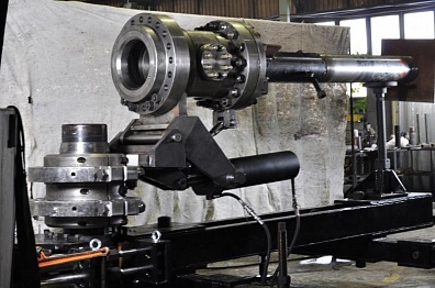 Натаскиватель Шарнирный с гидроприводом для наведения запорной компоновки на обсадные трубы  НШОТ 299-340х35 с рамой (136.00.000)