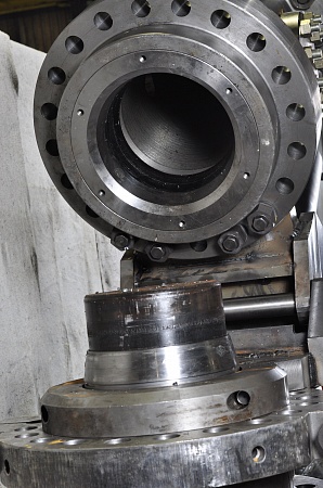 Натаскиватель Шарнирный с гидроприводом для наведения запорной компоновки на обсадные трубы  НШОТ 299-340х35 с рамой (136.00.000)