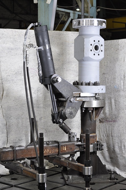 Натаскиватель шарнирный для наведения запорной компоновки на фланец крестовины  230х21/35  НШГ-230х21/35 с рамой (130.00.000)