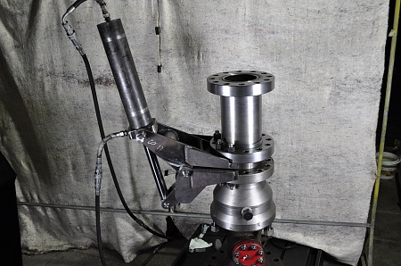 Натаскиватель гидравлический для наведения запорной компоновки на фланец крестовины НШГ-180х35 (021.00.000)