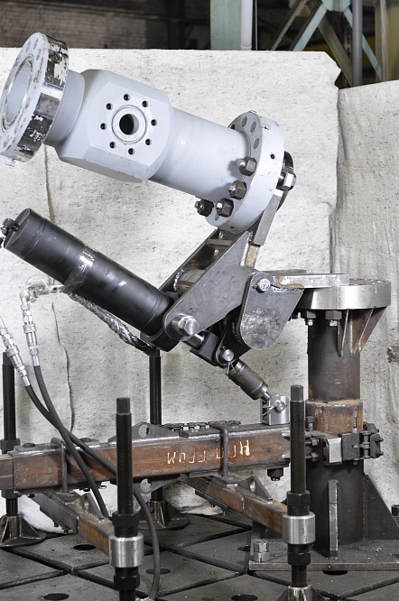 Натаскиватель шарнирный для наведения запорной компоновки на фланец крестовины  230х21/35  НШГ-230х21/35 с рамой (130.00.000)