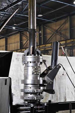 Натаскиватель Шарнирный с гидроприводом для наведения запорной компоновки на обсадные трубы  НШОТ 299-340х35 с рамой (136.00.000)