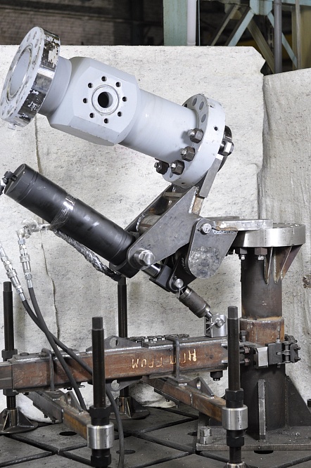 Натаскиватель шарнирный для наведения запорной компоновки на фланец крестовины 280х21/35 НШГ-280х21/35 (131.00.000)