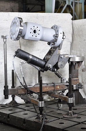 Натаскиватель шарнирный для наведения запорной компоновки на фланец крестовины  280х21  НШГ-280х21 с рамой (131.00.000)