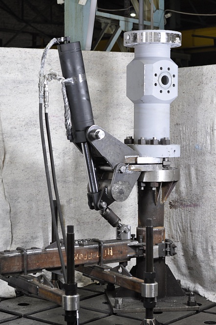 Натаскиватель шарнирный для наведения запорной компоновки на фланец крестовины НШГ-280х35 (131.00.000)