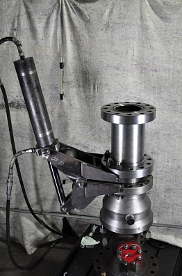 Натаскиватель шарнирный для наведения запорной компоновки на фланец крестовины 180х14  НШГ-180х14 (099.00.000)