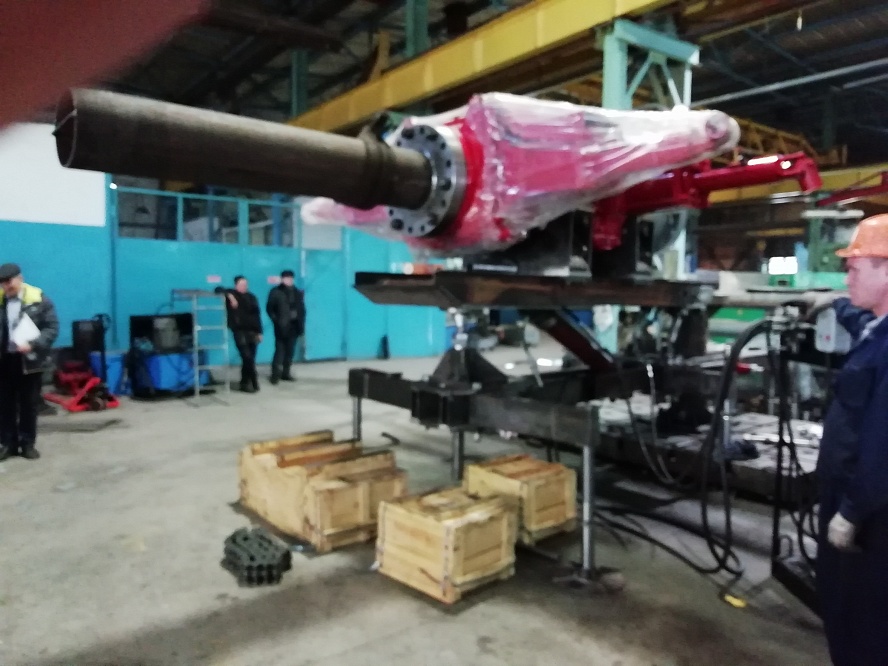 Натаскиватель шарнирный для наведения запорной компоновки на фланец крестовины 350х35 с опорной рамой НШГ-350х35 (134.00.000)